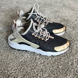 7.5 women’s Nike Air Hurache. small stain near ankle on right shoe